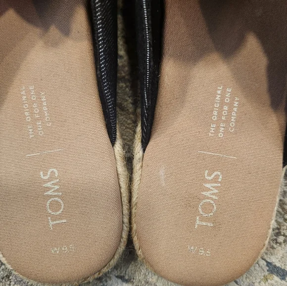 Women's Toms Black Flats Size 9.5 - Picture 2 of 4